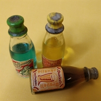 pilsner saft likør farvet væske i glasflasker dukke købmandsbutik gammelt legetøj